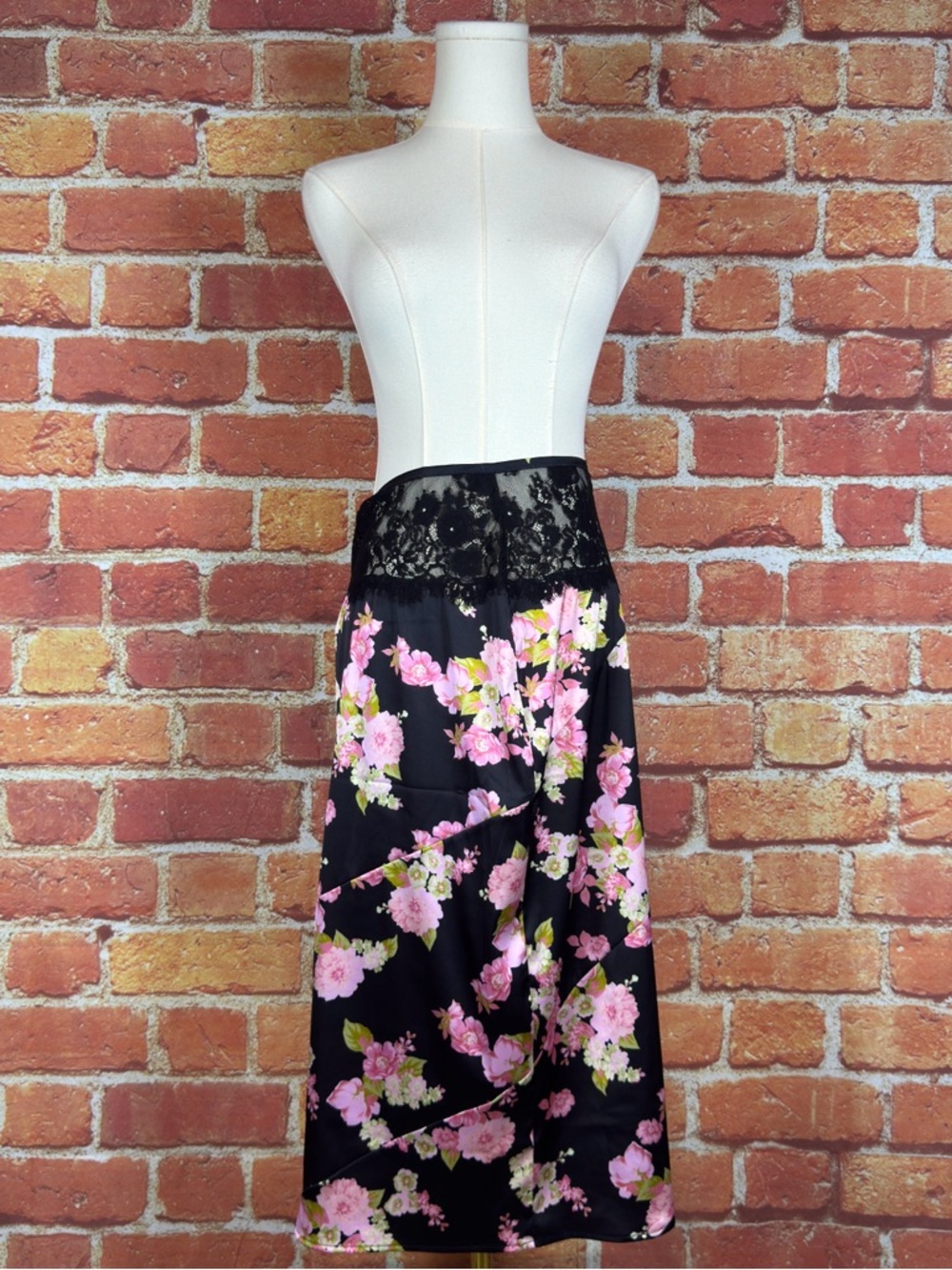 For‎ Love & Lemons Floral Black and Pink Women's Skirt Size Medium